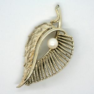 Vintage Coro Leaf with pearl